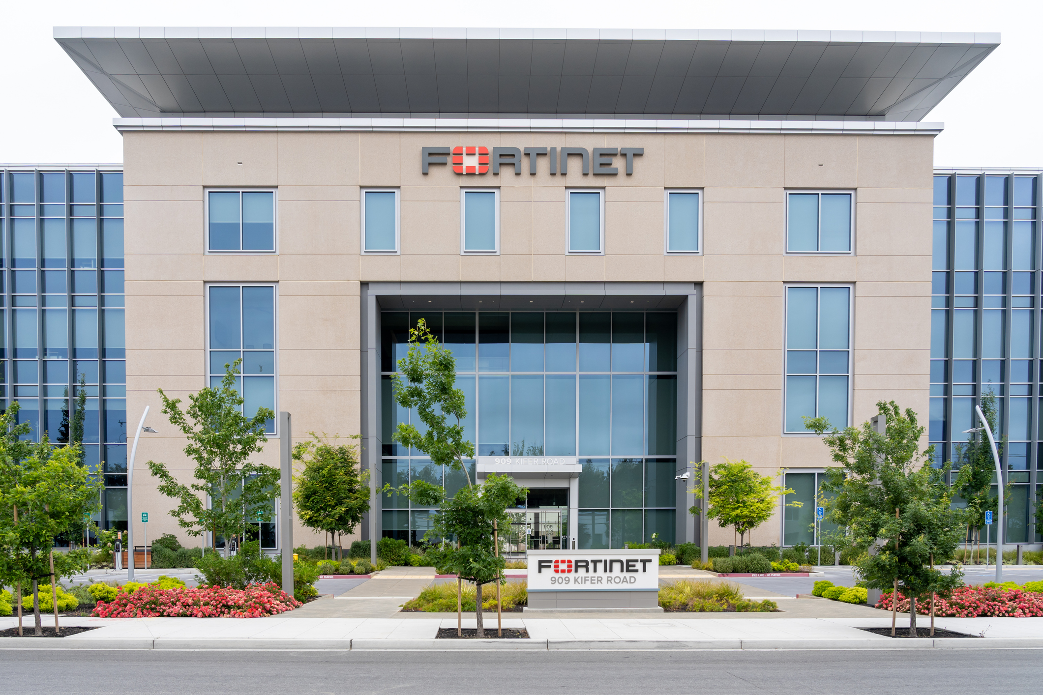 Los atacantes atacaron un par de vulnerabilidades críticas de Fortinet que el proveedor reveló en abril