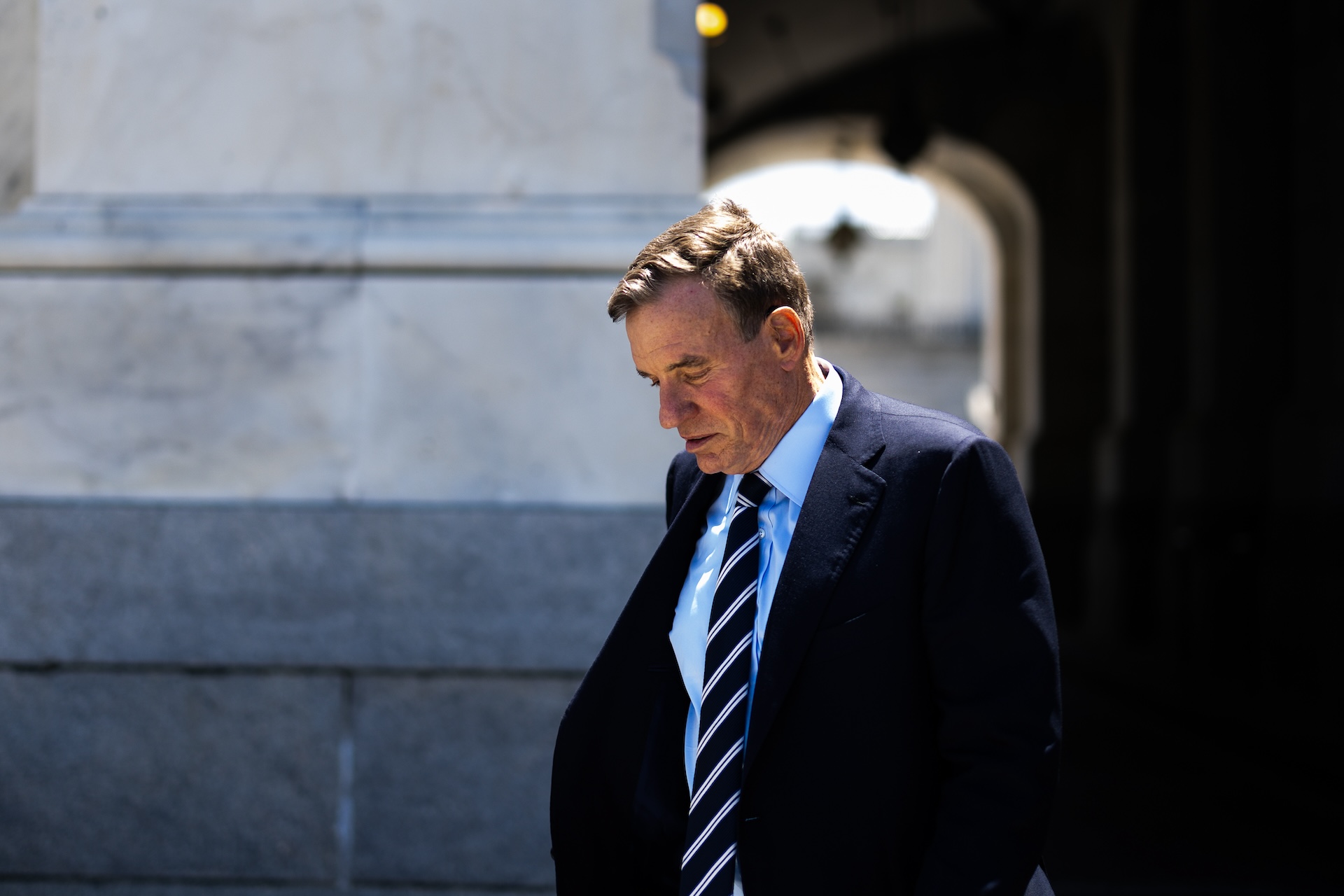 El proyecto de ley de Warner crearía una lista examinada a nivel federal para agentes de IA seguros y confiables