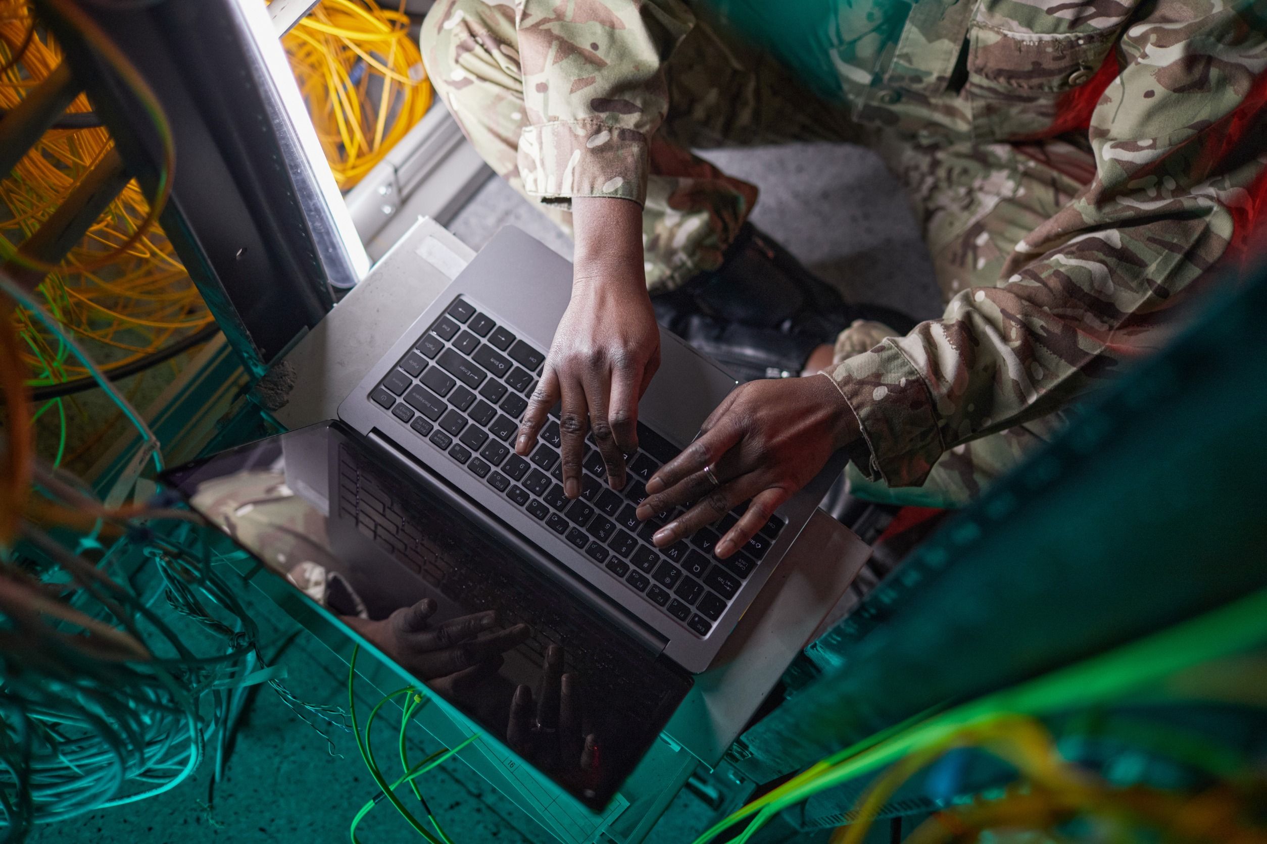 La IA ayudará mucho más a los ciberatacantes que a los ciberdefensores, según un alto mando británico